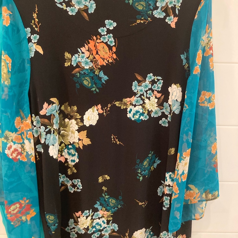 Chico’s Floral Blouse and Teal Capri Set - Picture 3 of 7